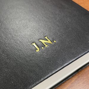 Tudos - Preging av initialer på notatbok - Tekst i gull