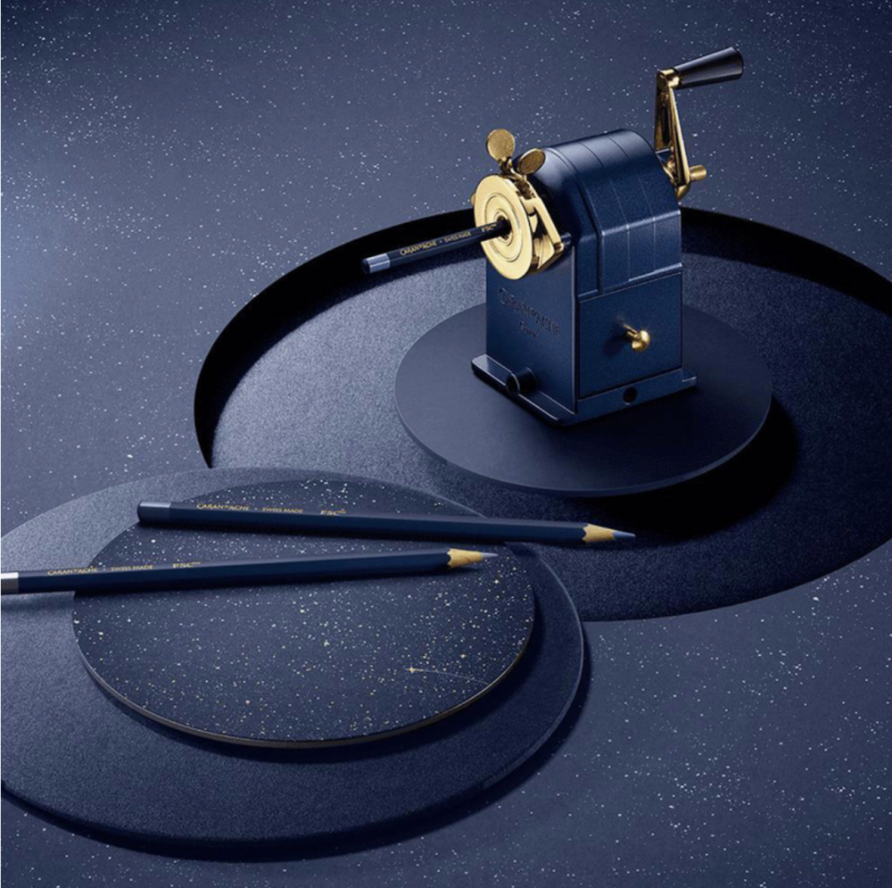 Caran d'Ache - Mekanisk Blyantspisser Cosmic Blue Special Edition 2024 - Bilde 2